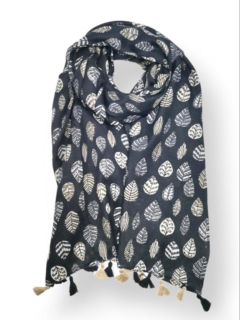 Scarf with pompoms image 3