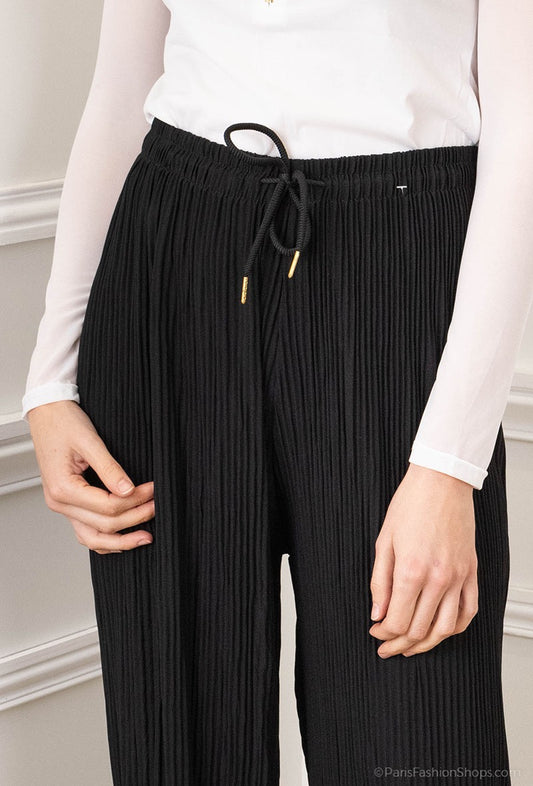 Women's Pleated Trousers In High Elasticated Waist & Wide Pleated Details Black image 1